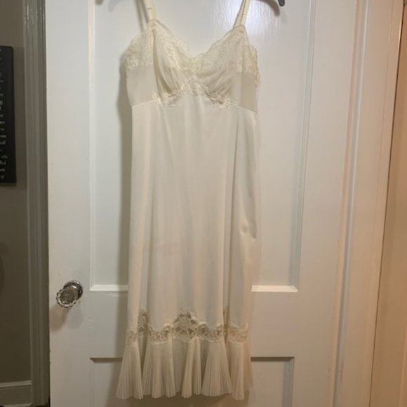 Vintage Vanity Fair Slip Size 32